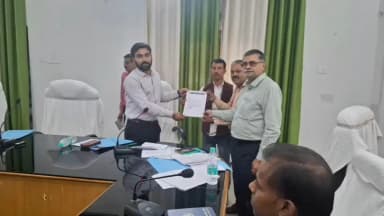 मोतिहारी: समाहरणालय स्थित डॉ राधाकृष्णन सभा भवन में ऋण की स्वीकृति एवं भुगतान के लिए समीक्षा बैठक-सह-ऋण वितरण शिविर का आयोजन