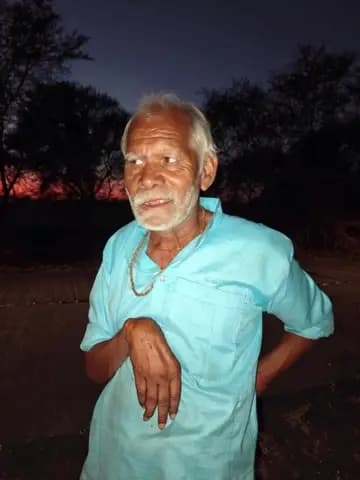 सारंगपुर: पैरालिसिस से पीड़ित बुजुर्ग भटके, पटवारी ने गांव में परिजनों से मिलवाया