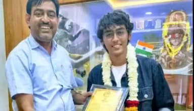 मंदसौर: दिव्यांग अधिवक्ता की जान बचाने वाले छात्र राघव जैन का सम्मान