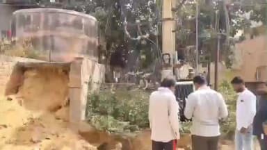 बुहाना: सिंघाना में कुएं-ट्रांसफार्मर की क्षतिग्रस्त दीवार की मरम्मत की मांग, मोहल्लेवासियों ने जताया हादसे का खतरा