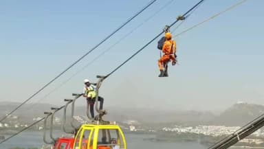 बड़गांव: दूधतलाई स्थित करनी माता रोपवे पर जिला प्रशासन ने की मॉक ड्रिल, ट्रॉली में फंसे पर्यटकों को एक घंटे में सुरक्षित निकाला