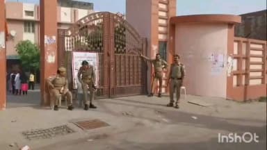 हाथरस: हाथरस में यूपी पुलिस SI प्रवेश परीक्षा शुरू, 13,440 पंजीकृत अभ्यर्थियों को कड़ी तलाशी के बाद मिला प्रवेश