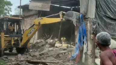 लालगंज: उसरौली देवगांव में अवैध अतिक्रमण पर प्रशासन का बुलडोजर चला, सरकारी भूमि से हटाया गया अतिक्रमण, कार्रवाई से मचा हड़कंप