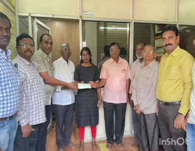 ఎంబిబిఎస్ విద్యార్థిని కి లక్ష రూపాయల సహాయం చేసిన వరంగల్ వాసవి విద్య సమితి నాయకుల