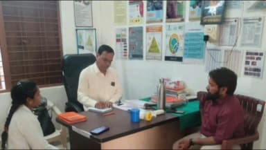 पोलायकलां: अकोदिया स्वास्थ्य केंद्र पर 7 किशोरियों को टीका लगा, डॉ. अजय साल्विया ने एचपीवी टीकाकरण का निरीक्षण किया