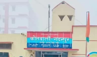 गदरपुर: गदरपुर के बैंकट हॉल में हो रही शादी समारोह में एक युवती ने दूल्हे को बताया अपना प्रेमी, किया हंगामा