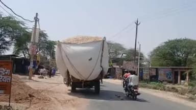 सिकंदरा: झींझक–सिकंदरा मार्ग पर लाही के भूसे से लदी ट्रैक्टर ट्रालियों से राहगीरों की परेशानी बढ़ी