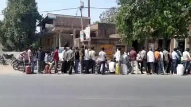 सिकंदरा: सिकंदरा में गैस सिलेंडर के लिए लगी लंबी कतार, ग्राहक कई दिनों से एजेंसी के चक्कर काट रहे हैं