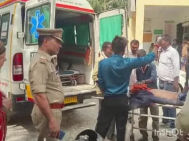 आलापुर: डंपर ने ई-रिक्शा को टक्कर मारी, आठ लोग घायल, जलालपुर पुलिस ने डंपर किया जब्त, दो गंभीर घायलों को जिला अस्पताल रेफर