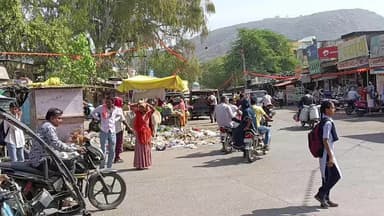 बूंदी: अहिंसा सर्किल पर दुकानों के बाहर लगा कचरा बन रहा है समस्या, रोड पर आने-जाने वाले आमजन परेशान