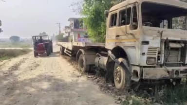 जखनिया: गाजीपुर में सड़क किनारे खड़ा मौत का ट्रेलर, एक साल से खतरे में राहगीर, प्रशासन अब जागा