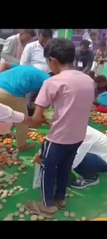 मुंगेर: समृद्धि यात्रा के बाद सब्जियों की रंगोली बनी लूट का कारण, लोग झोले भरकर ले गए आलू-प्याज