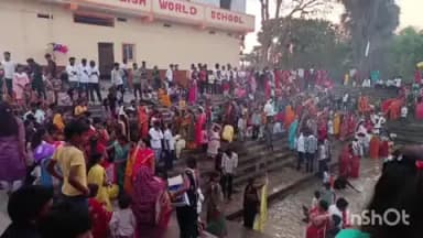 टिकारी: टिकारी व परैया में छठ पूजा पर व्रतियों और श्रद्धालुओं ने अस्ताचलगामी सूर्य को दिया अर्घ्य, सूर्य मंदिर भी सजा