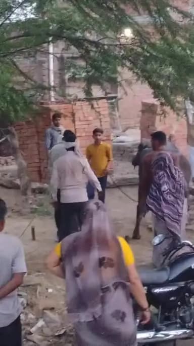 गाव मामन हिम्मतपुर् इटावा मे प्रकाश खटीक अपने परिवार के साथ मिलकर गुंडा गर्दी कर रहे हे पड़ोसी को मार् रहे हे