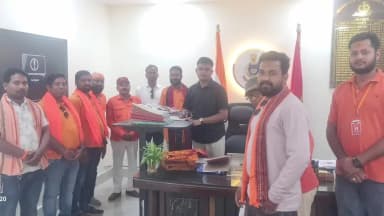 ସୁକିନ୍ଦା: ଜିଲ୍ଲା ଆରକ୍ଷୀ ଅଧୀକ୍ଷକଙ୍କ କାର୍ଯ୍ୟାଳୟରେ ଏସପିଙ୍କୁ ଶୁଭେଚ୍ଛା ଜଣାଇଲେ ରାଷ୍ଟ୍ରିୟ ବଜରଙ୍ଗ ଦଳ କାର୍ଯ୍ୟକର୍ତ୍ତା