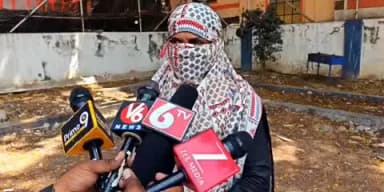 మేడ్చల్: కేపీహెచ్బీలో బంగారం వివాదంపై హాస్టల్ ముందు మహిళ ఆందోళన