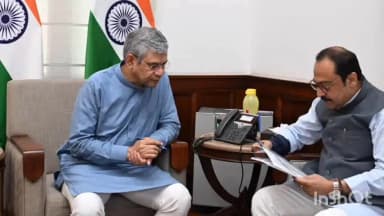 नवादा: नवादा में रेल संपर्कता और यात्री सुविधा पर चर्चा, सांसद विवेक ठाकुर ने दिल्ली में रेलमंत्री से की मुलाकात