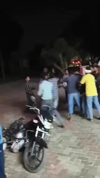महोली: इमलिया सुल्तानपुर में पेट्रोल पंप पर पेट्रोल भरवाने को लेकर दो पक्षों में जमकर मारपीट, वीडियो हुआ वायरल
