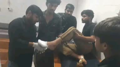 मुरैना नगर: मुरैना: गड्ढों से खतरा, गोपीनाथ पुलिया पर ई-रिक्शा पलटा, युवक घायल