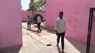 सीतापुर: हरगांव इलाके में तेज रफ्तार ट्रैक्टर ट्राली सड़क पर अनियंत्रित होकर पलटी, एक युवक की हुई दर्दनाक मौत