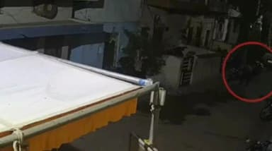 इंदौर: इंदौर में सनकी युवक ने की आगजनी, कार समेत 2 बाइक फूंकी