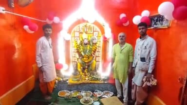 सागर नगर: श्री देव हनुमान गढ़ी मंदिर के चरणसेवक ब्रजेश यादव ने कराया मंदिर का पुनर्निर्माण, हनुमान जयंती पर की विशेष पूजा