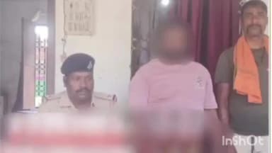 प्राणपुर: मीनापुर चौक के पास पुलिस ने एक स्कूटी सवार तस्कर को 17.22 लीटर विदेशी शराब के साथ गिरफ्तार किया