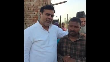 बिलारी: नगलिया शाहपुर पहुंचे सपा विधायक हाजी मौहम्मद फहीम इरफान ने मुर्गी फार्म हादसे की पीड़ित परिवार से ली जानकारी