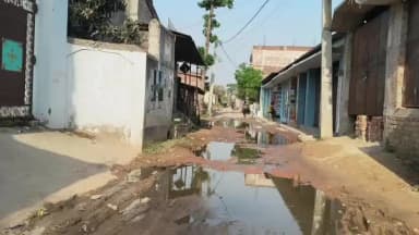 निर्मली: निर्मली वार्ड 7 में HPS कॉ. के सामने सड़क पर कीचड़ व जलजमाव से लोग परेशान
