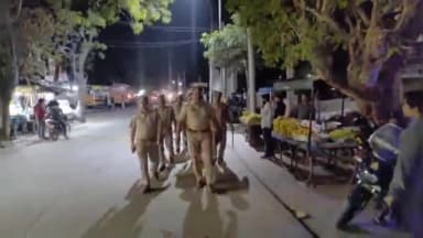 अलीगंज: अलीगंज के क्षेत्राधिकारी ने कोतवाली पुलिस के साथ पैदल गश्त की, बिना हेलमेट बाइक सवारों और अतिक्रमणकारियों को दी चेतावनी