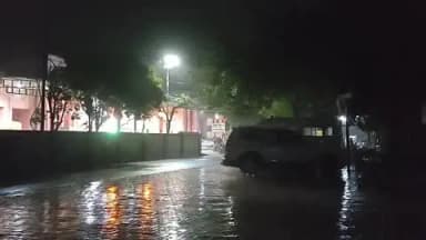 फिरोज़ाबाद: तेज आंधी और बारिश से मौसम फिर बदला, आंधी-तूफान ने किसानों की मुसीबत बढ़ाई