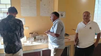 खिलचीपुर: कलेक्टर डॉ. गिरीश कुमार मिश्रा ने खिलचीपुर स्थित मृदा परीक्षण प्रयोगशाला का किया औचक निरीक्षण