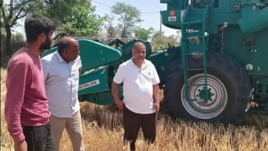 जीरापुर: कलेक्टर डॉ. मिश्रा ने नरवाई प्रबंधन को बढ़ावा देने के लिए किया निरीक्षण, भूसा बनाने के दिए निर्देश