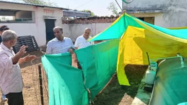 जीरापुर: कलेक्टर डॉ. मिश्रा ने खेत पर जैविक खेती की पहल देखी, किसानों को किया प्रेरित