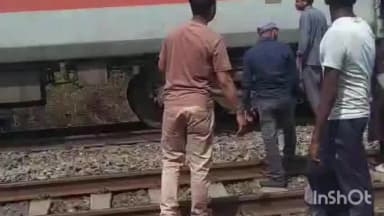 जामताड़ा: विजयनगर पुरी एक्सप्रेस ट्रेन के जनरल डिब्बे से धुंआ निकलने पर मची अफरा-तफरी