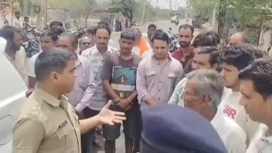 मंदसौर: ग्राम गुर्जर बर्डिया चौराहा पर सड़क हादसे में दो लोगों की मौत, एसपी ने किया घटनास्थल का निरीक्षण