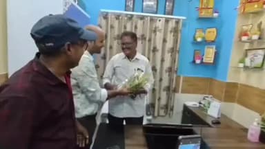 ठाकुरगंज: तेज नारायण रजक बने ठाकुरगंज पीएससी के प्रभारी, पूर्व प्रभारी ने बुके देकर किया स्वागत