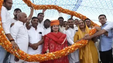 बहादुरगढ़: झज्जर के खातीवास में दादा सिराज वाला मंदिर में कैबिनेट मंत्री आरती सिंह अभिनंदन समारोह में शामिल हुईं