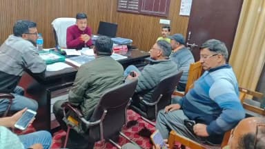 लोहाघाट: लोहाघाट विकास संघर्ष समिति ने पार्किंग की समस्या को लेकर नगरपालिका के ईओ से की मुलाकात