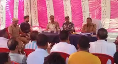 नौगढ़: आपरेशन कवच के तहत अपर पुलिस अधीक्षक ने SSB व ग्राम सुरक्षा प्रहरियों के साथ ककरहवा में की बैठक