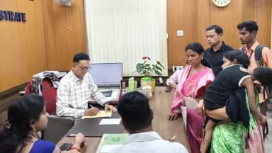 ଅନୁଗୋଳ: ଅତିରିକ୍ତ ଜିଲାପାଳଙ୍କ କାର୍ଯ୍ୟାଳୟ ପରିସରରେ ଜନ ଶୁଣାଣି ଶିବିର ଅନୁଷ୍ଠିତ