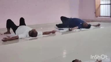 मनिका: मनिका के लोहिया भवन में लोगों को निरोग रहने के लिए कराया जा रहा है योग