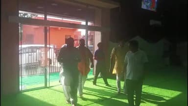 दतिया: राज्य मंत्री एस.पी. सिंह बघेल पहुंचे पंडोखर धाम, बालाजी और हाथीवान महाराज के किए दर्शन