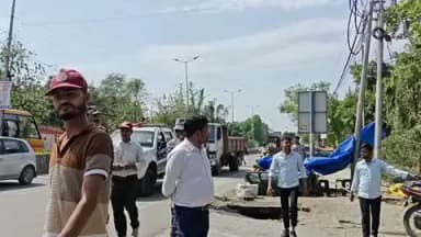 करछना: नैनी में मार्ग के बगल किए गए अवैध अतिक्रमण पर नगर निगम विभाग की टीम ने की कार्रवाई