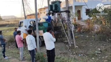 कड़ी मशक्कत के बाद भरहटा गांव का जला ट्रांसफार्मर बदला, ग्रामीणों ने ली राहत की सांस