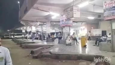 ఆర్టీసీ జేఏసీ చర్చలు విఫలం కావడంతో అర్థరాత్రి నుంచి మెరుపు సమ్మెకు దిగిన ఆర్టీసీ కార్మికులు, బస్టాండ్ వెలవెల పోతుంది