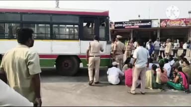 మహబూబాబాద్: మహబూబాబాద్ బస్ డిపోలో అద్దె బస్సులను అడ్డుకున్న ఆర్టీసీ కార్మికులు, భారీగా చేరుకున్న పోలీసులు