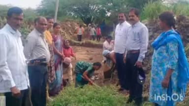 వికారాబాద్: బొంపల్లి గ్రామంలో ఉపాధి పనిని సందర్శించి పలు సూచనలు చేసిన ఎంపీడీవో గ్యామా