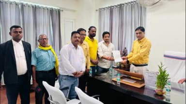 गिरिडीह: वार्ड 6 के पार्षद वार्ड के प्रतिनिधिमंडल के साथ गिरिडीह नगर निगम कार्यालय पहुंचे, उपनगर आयुक्त से की मुलाकात