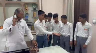 बीसलपुर: बीसलपुर में हाई स्कूल के जिला टॉपर युवराज डॉक्टर बनना चाहते हैं, मजदूरी से होता है परिवार का गुजारा